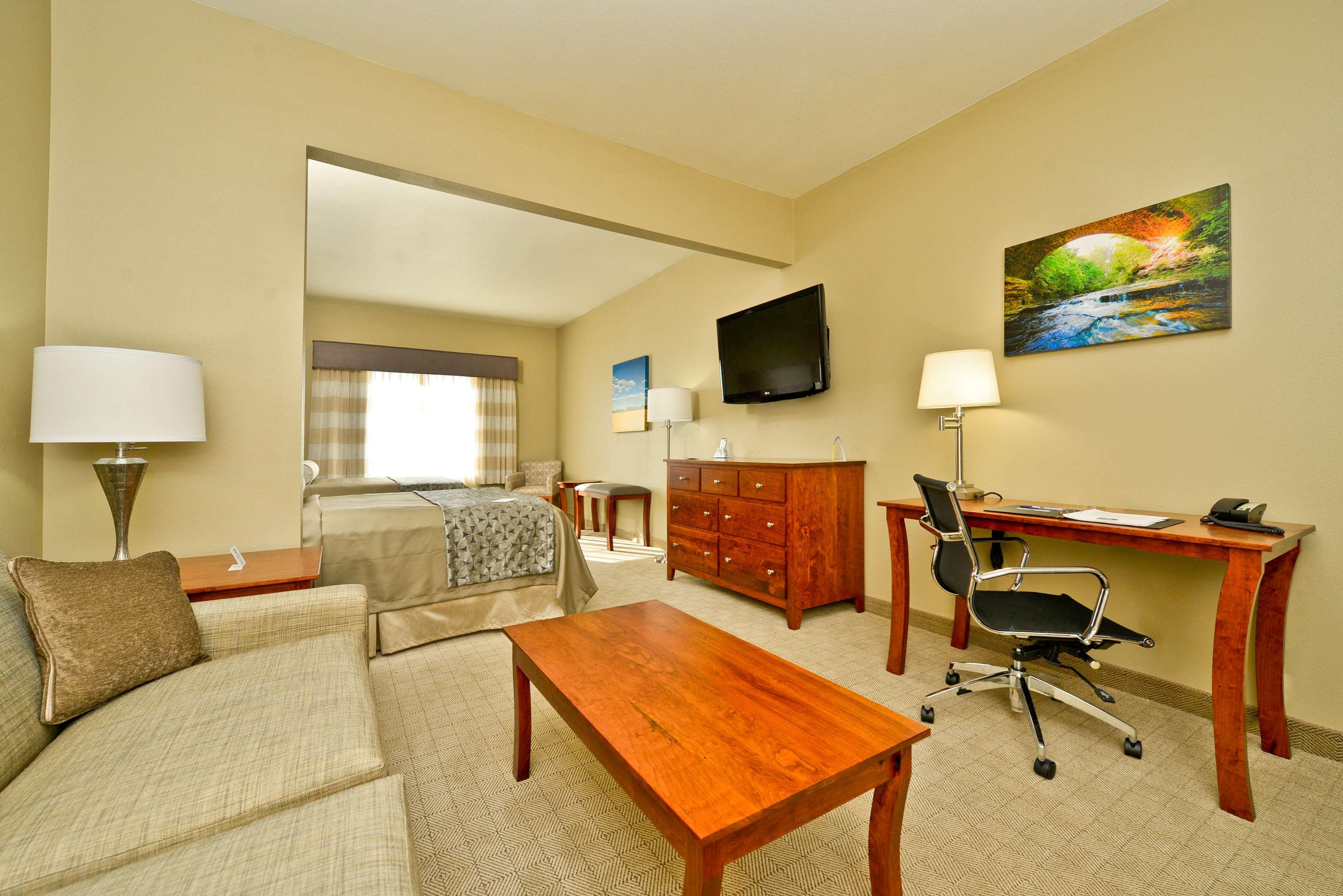Best Western Plus Green Mill Village Hotel & Suites Arcola Екстериор снимка