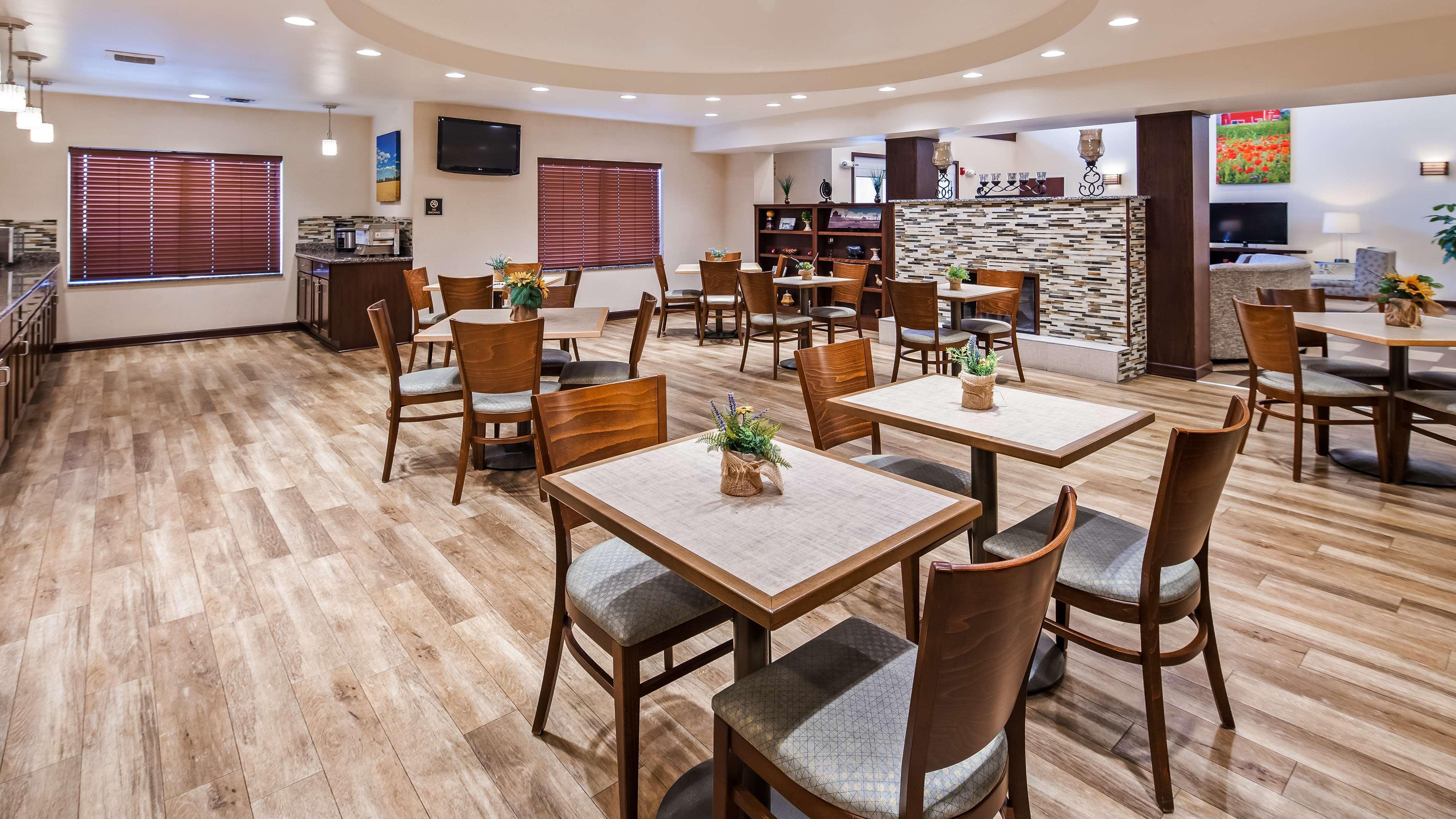 Best Western Plus Green Mill Village Hotel & Suites Arcola Екстериор снимка